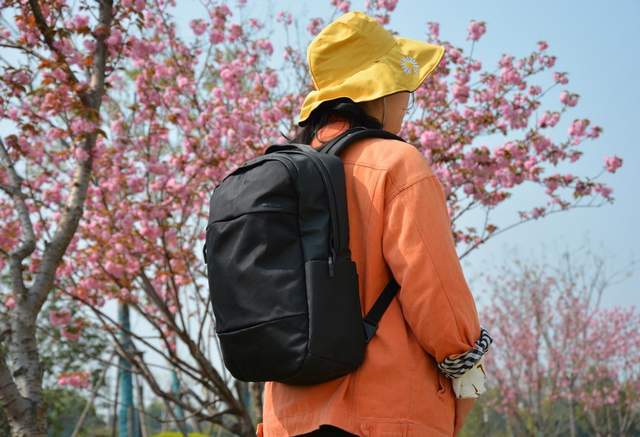 震震直播苹果版链接:享受轻奢的都市出行，INCASE City商务通勤包让收纳变得更高效