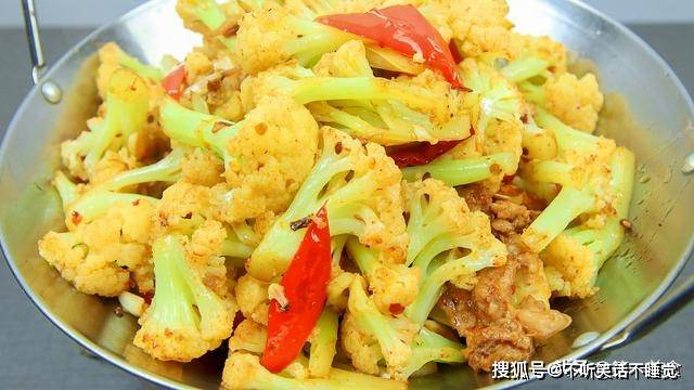 菇凉gou苹果版:厨师长教你干锅花菜的家常做法，食材简单便宜，几分钟做一大锅